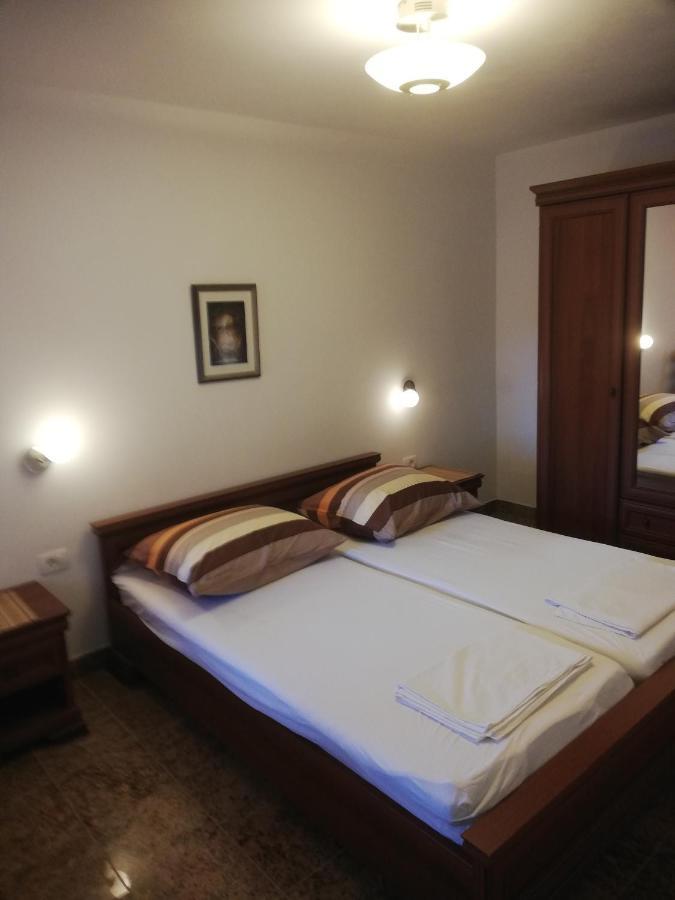 Apartman Nevia Lka Opric Esterno foto