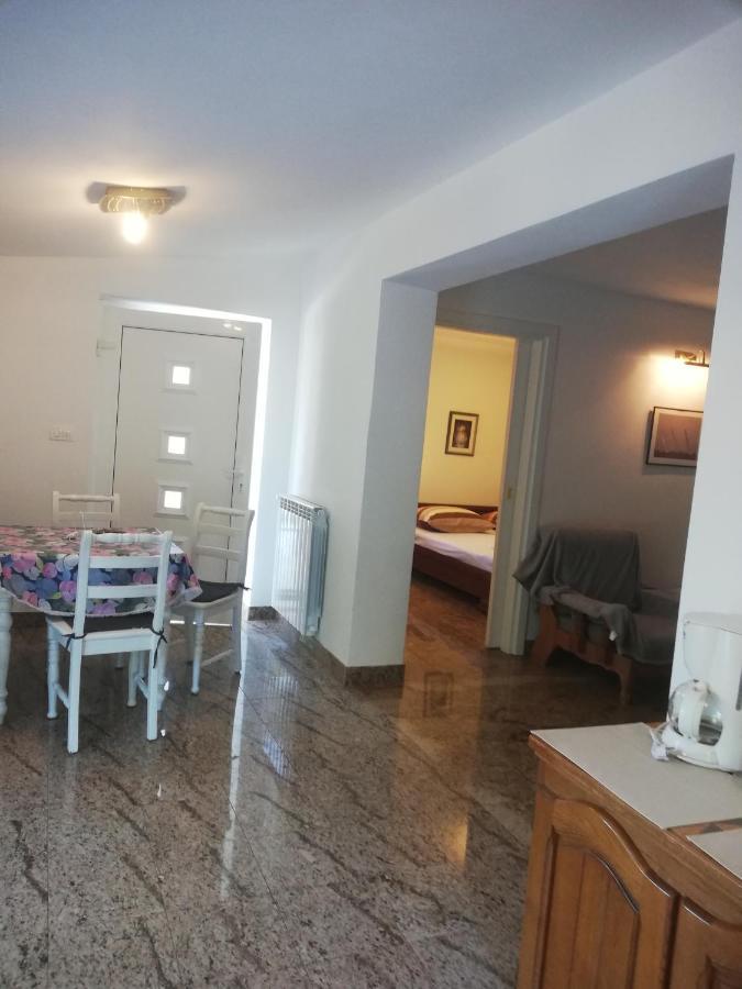 Apartman Nevia Lka Opric Esterno foto